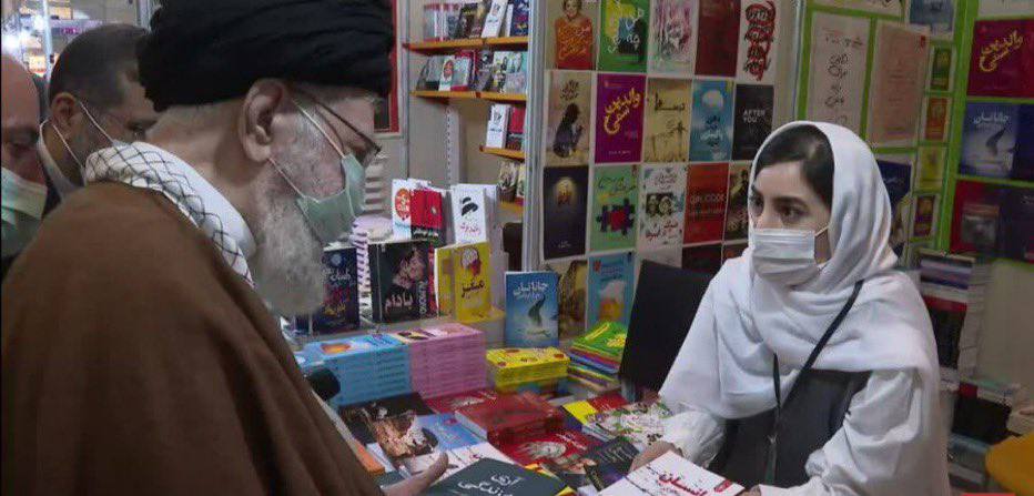 پوشش دختر متصدى یک غرفه نمایشگاه کتاب در مواجهه با رهبر انقلاب پر بیننده شد 