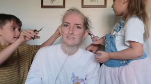 جنی اپلفورد یوتیوبر مبتلا به سرطان از کودکانش برای تراشیدن سرش کمک گرفت + ویدیو